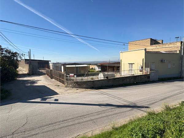 Piazzale con capannone e abitazione - Via della Murgetta - VENDITA